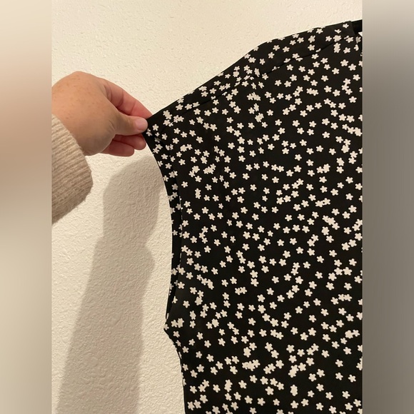 Express Woman Top Size M Black/White Polka Dot star Polyester zipup back Blouse - Picture 3 of 7